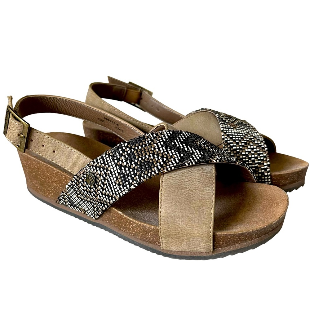 BearPaw size 8 cross cross Wedge Sandals
